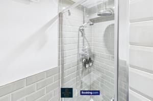 Spacious 3 BR Apt Short Lets & Serviced Accommodation Leeds Perfect For Family, Contractors Near Shops & City Centre