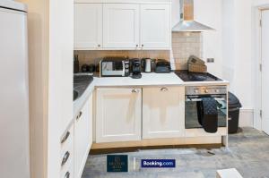 Spacious 3Bed Apartment - Short Lets & Serviced Accommodation Leeds With Free WiFi, Work & Leisure Sleeps 7