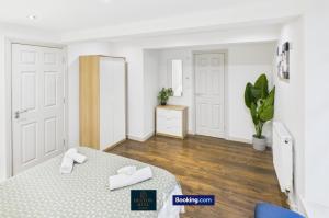 Spacious 3Bed Apartment - Short Lets & Serviced Accommodation Leeds With Free WiFi, Work & Leisure Sleeps 7