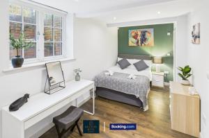 Spacious 3Bed Apartment - Short Lets & Serviced Accommodation Leeds With Free WiFi, Work & Leisure Sleeps 7