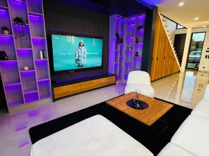 Design-Villa mit privatem Pool & stimmungsvoller Beleuchtung