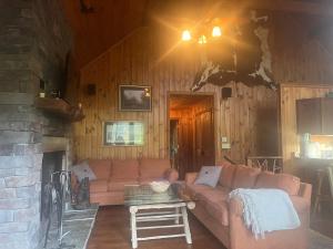 Luxurious Mountain Retreat with Hot Tub Jacuzzi Suite & Wood-Burning Fireplace - 10 Min to Boone