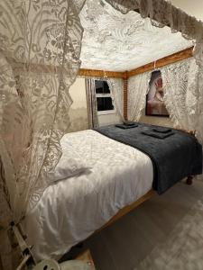 Meagill Corner Farm, barn with hot tub