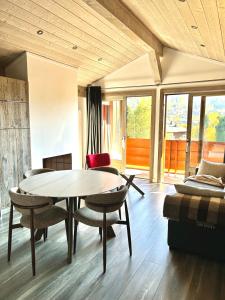 Séjour lumineux avec vue sur les cimes