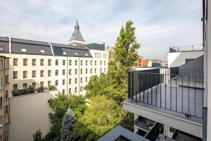 Rooftop Access - French Balcony - Central