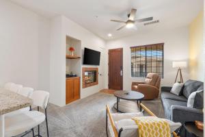 La Quinta Modern Condo with Hot Tub and Resort Vibes