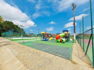 Casa com 3 quartos e Lazer de clube no condomínio Terras de São José Guarujá na Praia da Enseada para alugar por temporada