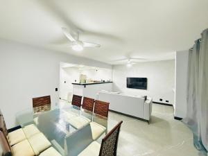 Casa com 3 quartos e Lazer de clube no condomínio Terras de São José Guarujá na Praia da Enseada para alugar por temporada