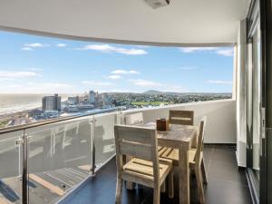 Luxurious 3-bedroom Bloubergstrand Cape Town beachfront apartment with stunning sea and beach view