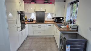 The Aylesbury Home Retreat - 3 Bed Home with Garden & Free Parking - 2 Bedrooms