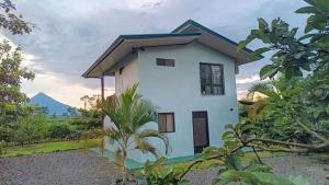 Arenal Nephelium Country Home, Refugio rural con piscina, jacuzzi y balcón con hermosas vistas al Volcán Arenal, en una finca privada