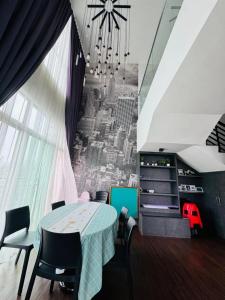 AYAAN Foosball Penthouse at Golden Hill with Private Parking and Netflix