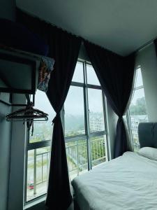 AYAAN Foosball Penthouse at Golden Hill with Private Parking and Netflix