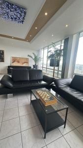 Exklusives Penthouse mit Sauna am Rhein, nähe Düsseldorf Messe Airport, 180m2 Luxus, 150m2 Terasse ideal für Gruppen, Shootings, Content Creator