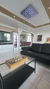 Exklusives Penthouse mit Sauna am Rhein, nähe Düsseldorf Messe Airport, 180m2 Luxus, 150m2 Terasse ideal für Gruppen, Shootings, Content Creator