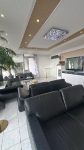 Exklusives Penthouse mit Sauna am Rhein, nähe Düsseldorf Messe Airport, 180m2 Luxus, 150m2 Terasse ideal für Gruppen, Shootings, Content Creator