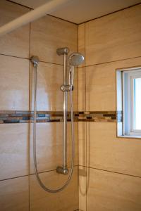 Cozy 3BR Family Home near City Centre & SkyTrain