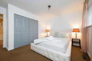 Cozy 3BR Family Home near City Centre & SkyTrain