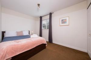 Cozy 3BR Family Home near City Centre & SkyTrain