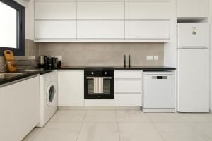 Bright Stylish Flat With Balcony & Shared Pool