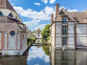 Château Studio With Water Views