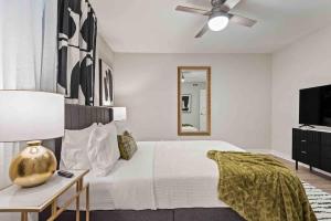 Quiet neighborhood steps away from Downtown stores