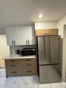 Cozy Room Near Downtown Vancouver, Science World, Skytrain, Cafes, Fast Wifi, Free Parking