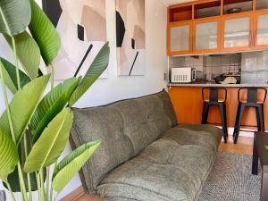 A pasos de Metro Escuela Militar y barrio El Golf