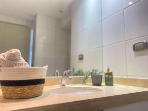 A pasos de Metro Escuela Militar y barrio El Golf