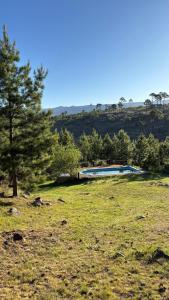 Cabaña de montaña con pileta en hermoso predio