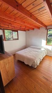 Cabaña de montaña con pileta en hermoso predio