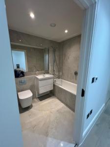 City Airport O2 Arena ExCel Centre Canary Wharf Apartment in London