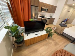 Boho Studio Downtown Rogers Views Heated Parking