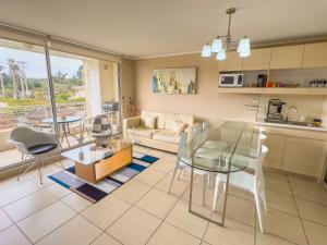 Depto con playa interna, piscina y canchas