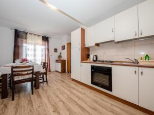 Apartments Scerbe Gordana & Miljenko Rab - One Bedroom Apartment with Terrace 3