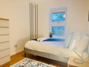 Spacious 2 Bedroom Sleeps 4 with WiFi & Garden