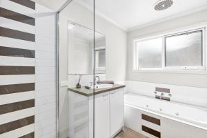 Highview Beach House Ocean Grove Sleeps 9, Views, Aircon, 4 bedroom, 3 living, 2 bathroom, Great yard, parking