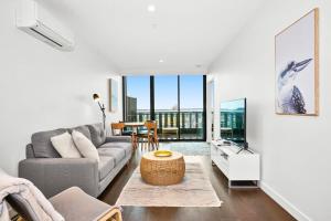 Mr Clarke - Cityscape 2BR with Parking