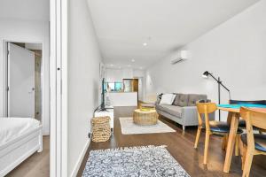 Mr Clarke - Cityscape 2BR with Parking