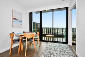 Mr Clarke - Cityscape 2BR with Parking