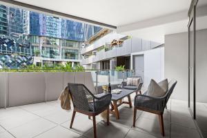 A Luxurious 2BR Apt Right Next to Ritz Carlton