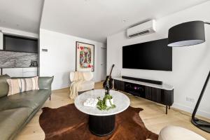 A Luxurious 2BR Apt Right Next to Ritz Carlton