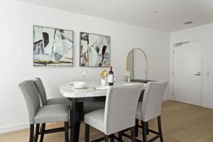 A Luxurious 2BR Apt Right Next to Ritz Carlton