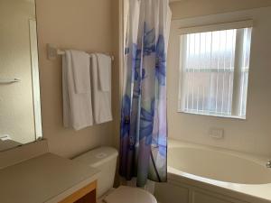Spacious 4 BR Townhouse with 2 King Size Master Bedrooms, 3 miles to Disney, Free WiFi and Free Parking