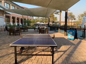 Spacious 4 BR Townhouse with 2 King Size Master Bedrooms, 3 miles to Disney, Free WiFi and Free Parking