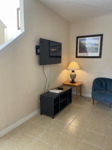 Spacious 4 BR Townhouse with 2 King Size Master Bedrooms, 3 miles to Disney, Free WiFi and Free Parking