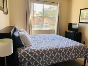 Spacious 4 BR Townhouse with 2 King Size Master Bedrooms, 3 miles to Disney, Free WiFi and Free Parking