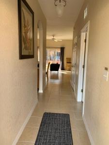 Spacious 4 BR Townhouse with 2 King Size Master Bedrooms, 3 miles to Disney, Free WiFi and Free Parking