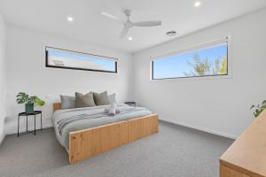 Duneview Luxe Ocean Grove Sleeps 8, 4 bedroom, aircon,heating throughout, Designer quality, Perfect wedding stay, family friendly, Beach, Park, Shops