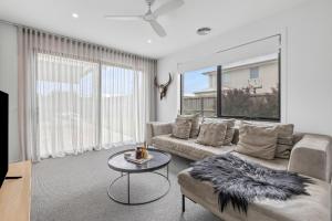 Duneview Luxe Ocean Grove Sleeps 8, 4 bedroom, aircon,heating throughout, Designer quality, Perfect wedding stay, family friendly, Beach, Park, Shops